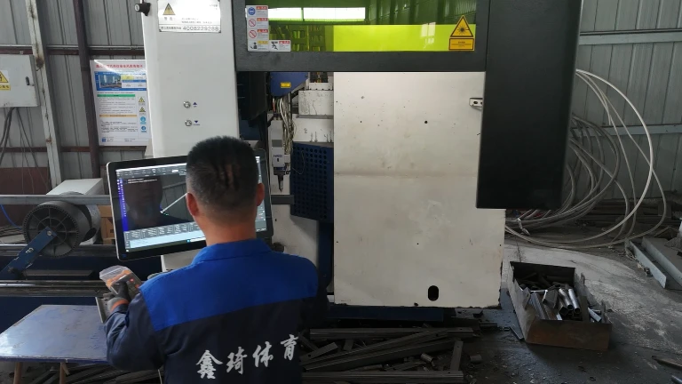 作業者が機器を操作する